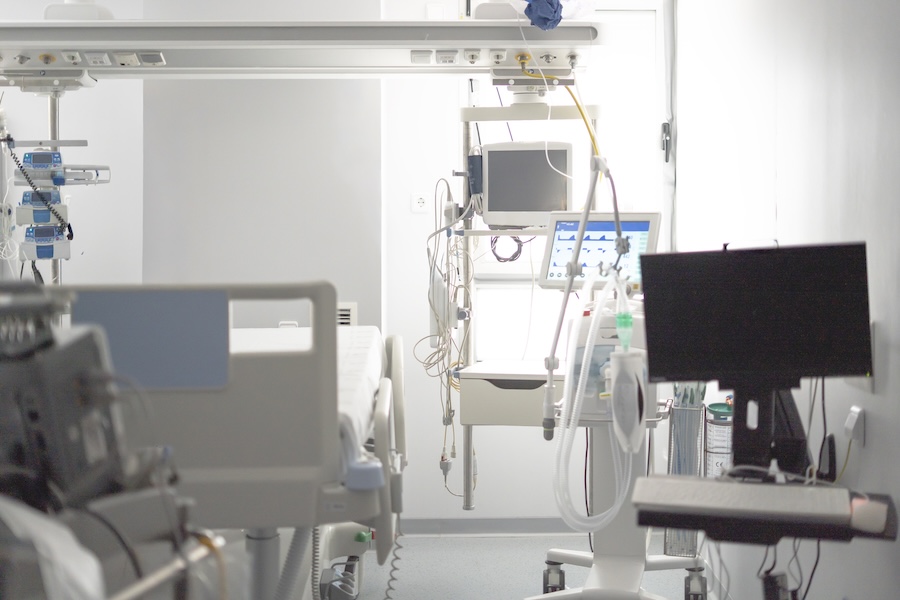 Advanced medical technology stands ready in a pristine, unoccupied hospital room, anticipating the arrival of a patient in need of care
